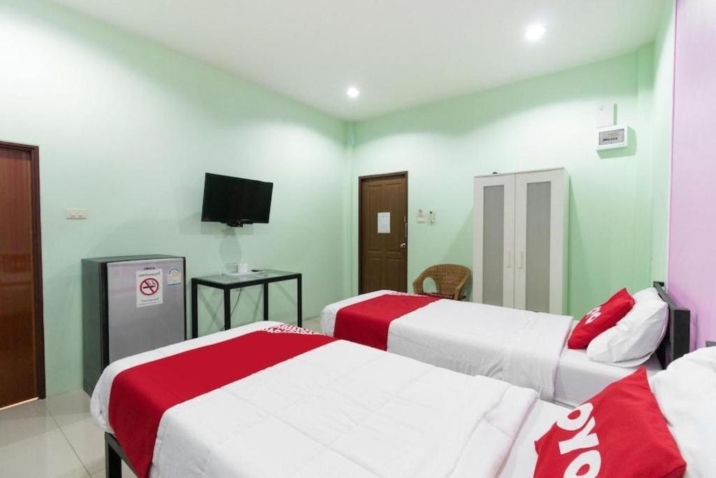 Oyo 1163 Eden Hostel Phuket Εξωτερικό φωτογραφία